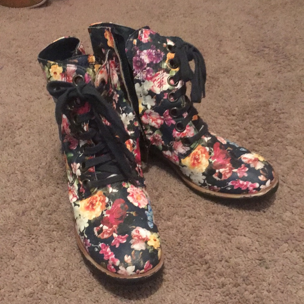 Black flower boots!! (Tie-up shoes)